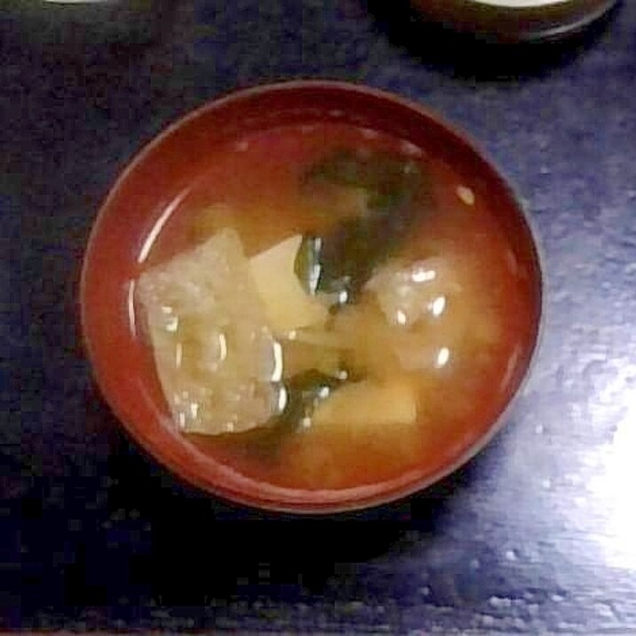 絹ごし豆腐・わかめ・油揚げの味噌汁